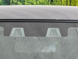 【スズキ　セーフティサポート】走行中に前方の車両等を認識し、衝突しそうな時は警報とブレーキで衝突回避と被害軽減をアシスト。より安全にドライブをお楽しみいただけます。