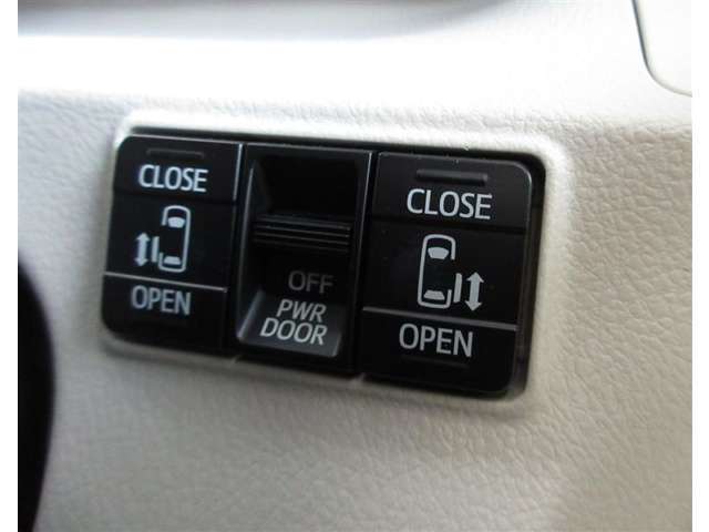 運転席からボタン一つで開閉できるパワースライドドアが付いています。安心の挟み込み防止装置付です。