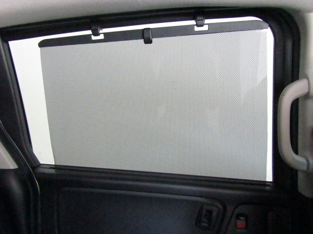後部座席窓にはロールサンシェードが付いています。まぶしい光を軽減し、心地よい車内空間に♪ロール式なので開け閉めも容易にでるので便利です♪