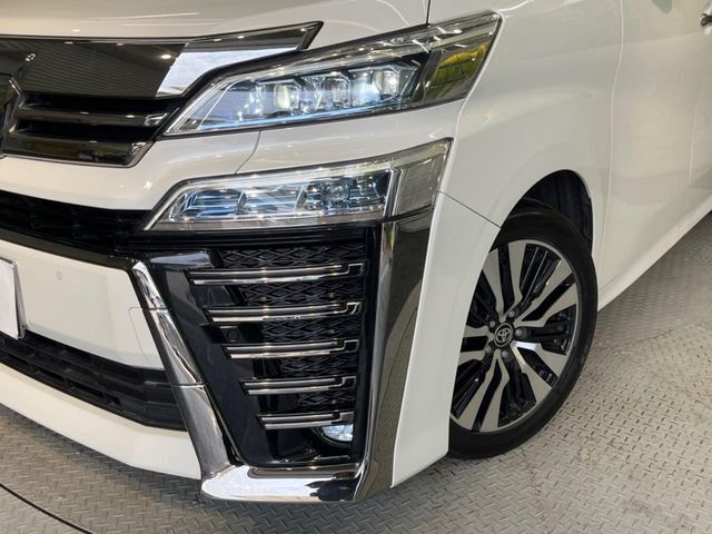 【シーケンシャルターンランプ付き3眼LEDヘッドライト】人気の『流れるウィンカー』付きのLEDヘッドライトを装備♪高級感はもちろん、点灯時は存在感たっぷりで他車からも認識されやすく安心です。