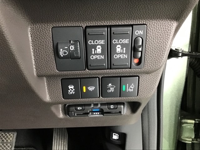 ETC付いてます。ETCが使用可能な道路通行料はキャッシュレスでスマートに走行できます。スライドドアの開閉はスマートキーのリモコンやドアノブは勿論、運転席側のスイッチ操作でも開閉ができ、安全・簡単です