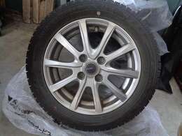 車内には冬タイヤ＋アルミホイールの積込があります♪