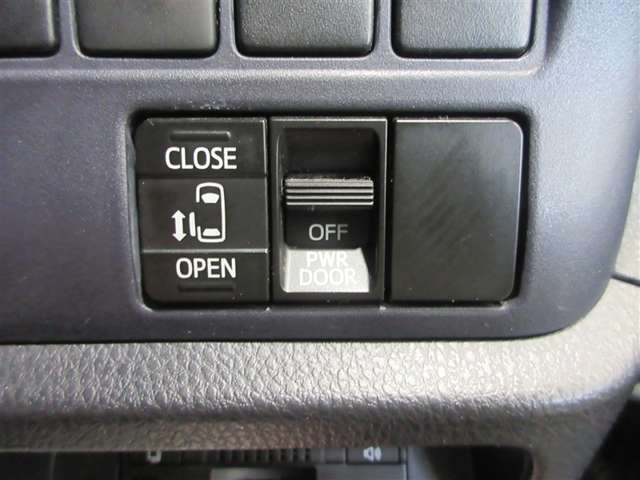 パワースライドドア付きだから、狭い駐車スペースなどでの 乗り降りラクラク！小さなお子さまのいるご家庭には嬉しい装備。