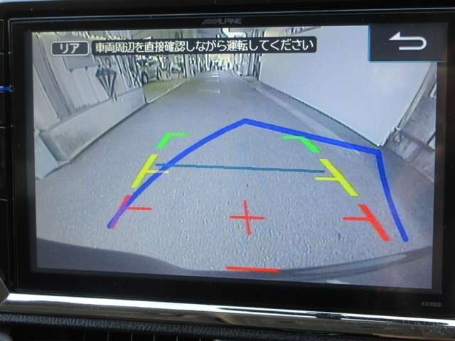 バックガイドモニターで、後方を確認しながら安心して駐車することができます。運転初心者も熟練者も必須の機能ですよ！