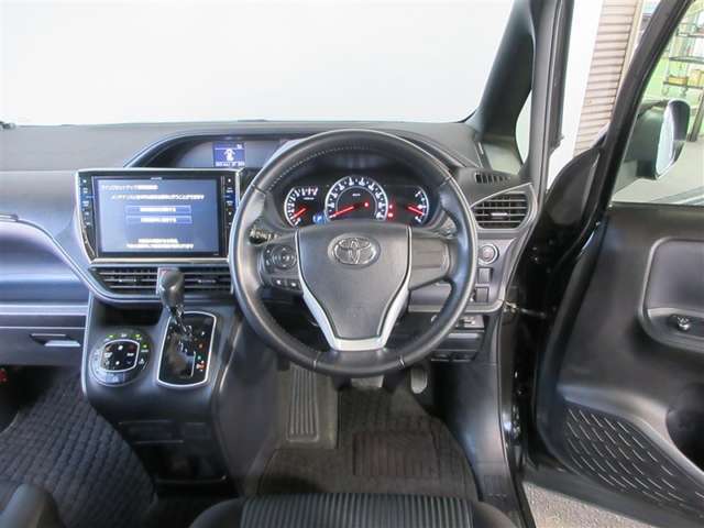 高いアイポイントと広いガラスエリアで運転のしやすさはバツグンです。