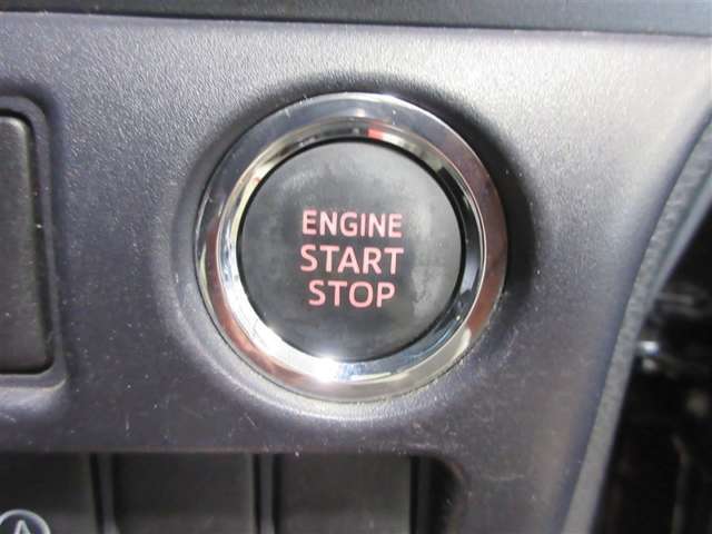 スマートキーを携帯していればキーを取り出さずにドアを施錠＆解錠。クルマの始動も可能です。