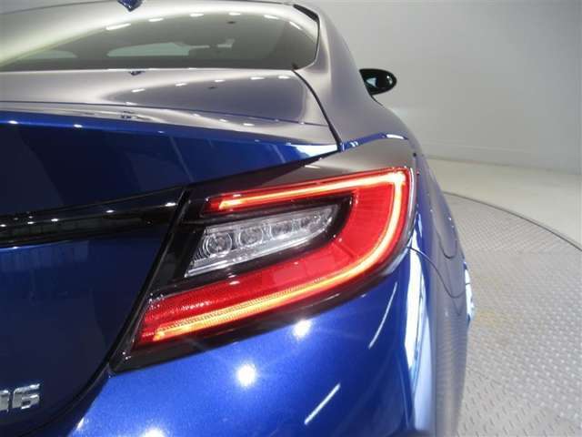 LEDテールライトです。省電力、高輝度のLEDは明るく照らすので夜間運転時の視認性を高めます。スタイリッシュな見た目で細かいところもこだわりたいあなたに！