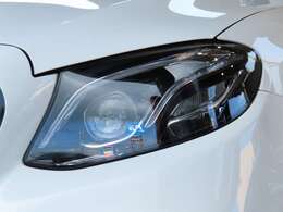 ナビ・テレビを映し出すモニターと液晶メーターパネルが横一線に連続して配置されている点も特徴で、W213型Eクラスならではの先進的かつ高級感あふれるインテリアデザインを実感いただけます。