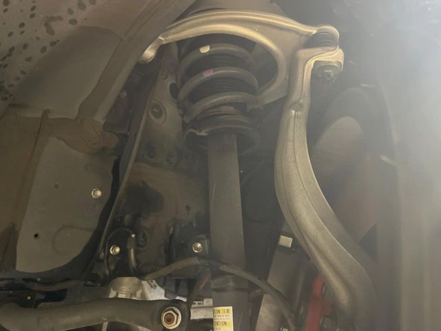 お車を安心してお乗りいただく為には、足回りの定期点検が欠かせません。サービスサポート（有償保証）では無料点検もご提供しており、安心のカーライフをお過ごしいただけるサポート体制が整っています。