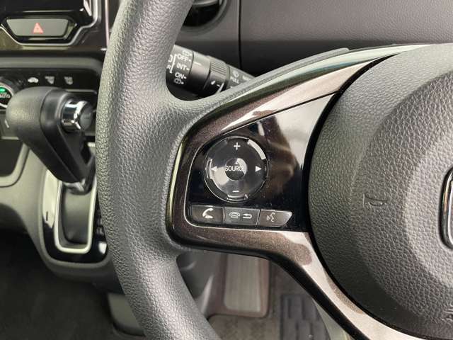 【ステアリング】軽い力で扱いやすいハンドルです。目立つ傷やスレなどなく綺麗な状態です！除菌プランいれていただくとさらに快適に！清潔なお車はお子様にも安心ですね！