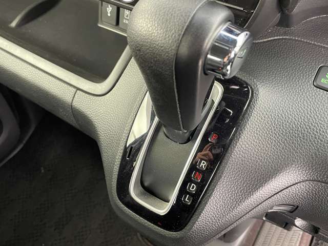 【シフトレバー】シフトも操作しやすく快適なドライブを楽しんでいただけます！