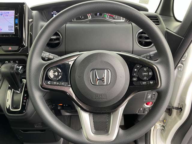 【ステアリング】軽い力で扱いやすいハンドルです。目立つ傷やスレなどなく綺麗な状態です！除菌プランいれていただくとさらに快適に！清潔なお車はお子様にも安心ですね！