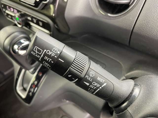 【ステアリング】軽い力で扱いやすいハンドルです。目立つ傷やスレなどなく綺麗な状態です！除菌プランいれていただくとさらに快適に！清潔なお車はお子様にも安心ですね！