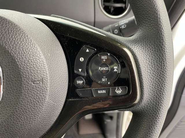 【ステアリング】軽い力で扱いやすいハンドルです。目立つ傷やスレなどなく綺麗な状態です！除菌プランいれていただくとさらに快適に！清潔なお車はお子様にも安心ですね！