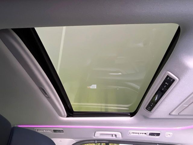 【サンルーフ】開放感たっぷりの希少装備、サンルーフが装着されています！車内に明かりを取り入れたり景色を楽しむ以外にも、車内の空気も簡単に換気できて快適です！