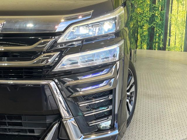 【LEDヘッドライト】悪天候や夜間走行時も良好な視界を確保し安心して運転できる高輝度LEDヘッドライトを装備！点灯速度が早く、消費電力も抑えられています。