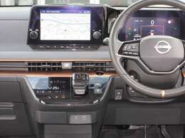 すっきりした運転席周りにはナビやエアコンの操作パネルを設置しておりますので、お一人での運転でもご安心できます。
