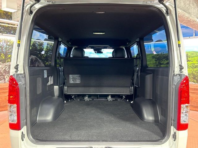 積み下ろしのしやすいデッキにはたっぷりと荷物を積み込んでいただけます。遊びから仕事まで、様々なシーンで頼れます♪