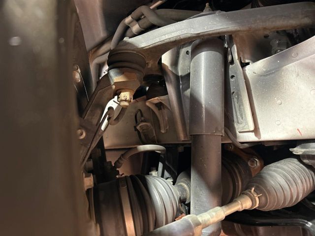 お車を安心してお乗りいただく為には、足回りの定期点検が欠かせません。サービスサポート（有償保証）では無料点検もご提供しており、安心のカーライフをお過ごしいただけるサポート体制が整っています。