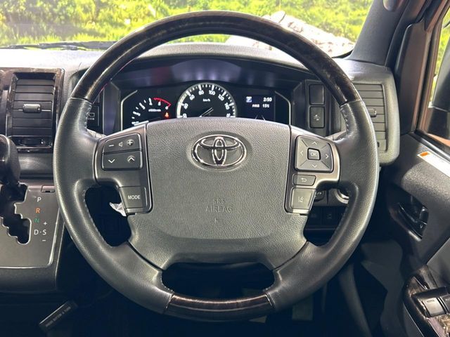 【ウッドコンビステアリング】高級感ある木目調パーツを採用した手に良く馴染むコンビハンドル。運転席廻りの雰囲気も一気に豪華になります！