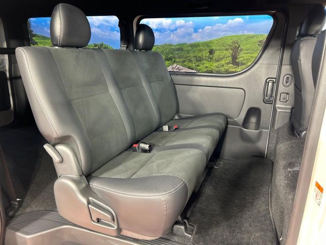 後部座席も気になるようなキズ・汚れやへたり等、大きなダメージはなく、良好な状態です。
