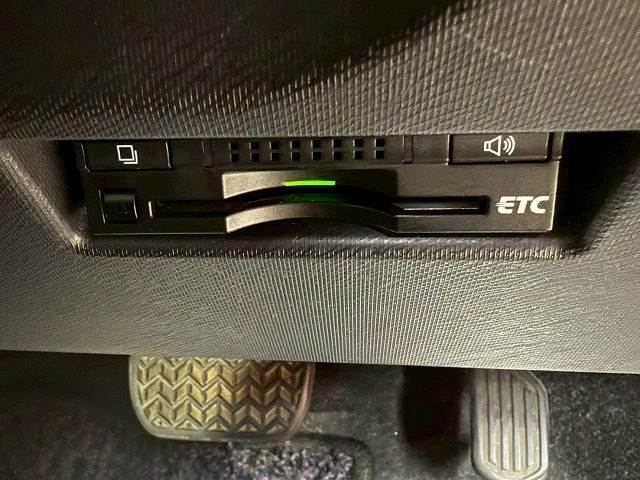 【ビルトインETC】で高速道路もスムーズに乗り降り可能で、ご納車直後からの遠距離ドライブも可能です。