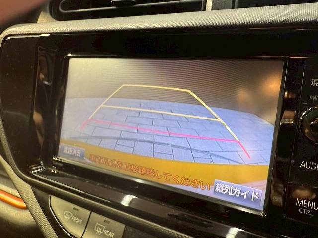 【カラーバックモニター】を装備しております。リアの映像がカラーで映し出されますので日々の駐車も安心安全です。