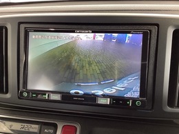 リバースギアに入れるだけで後方の表示へ切り替わります。夜間や雨の日の駐車も楽になりますよ。