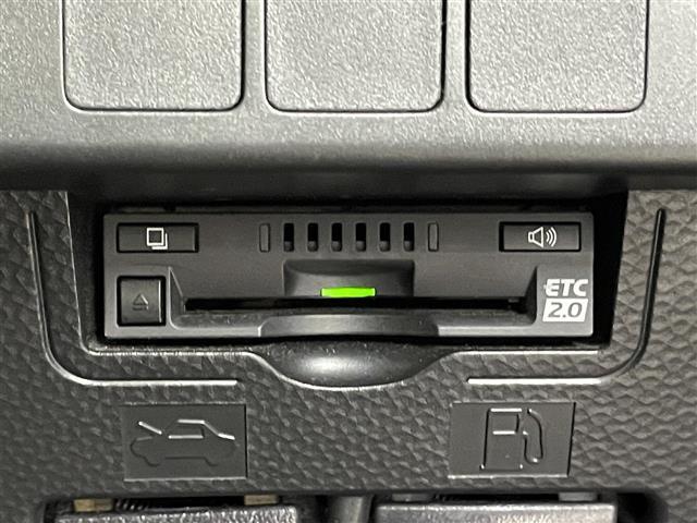 【ETC】有料道路を利用する際に料金所で停止することなく通過できる、ETC車載器（ノンストップ自動料金収受システム機器）が装備されています。セットアップを行うことで利用可能になります。