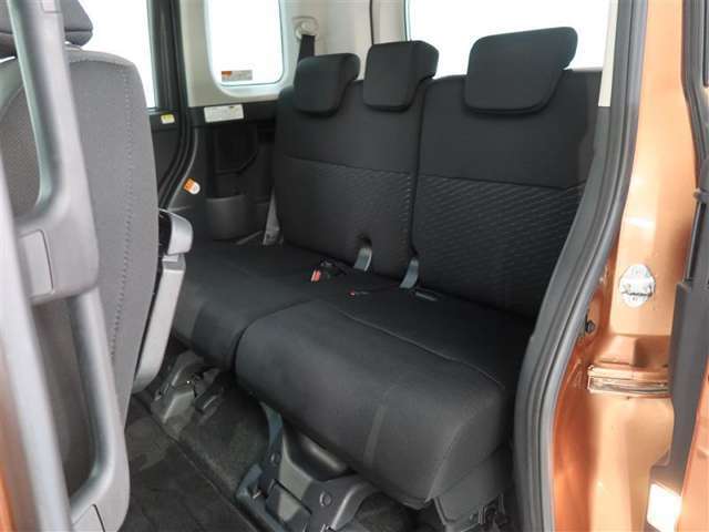 ゆとりある広々とした車内空間は、ドライブを始め買い物やレジャーなど、幅広く活躍します。一人でもみんなとでもお出かけを楽しみましょう！