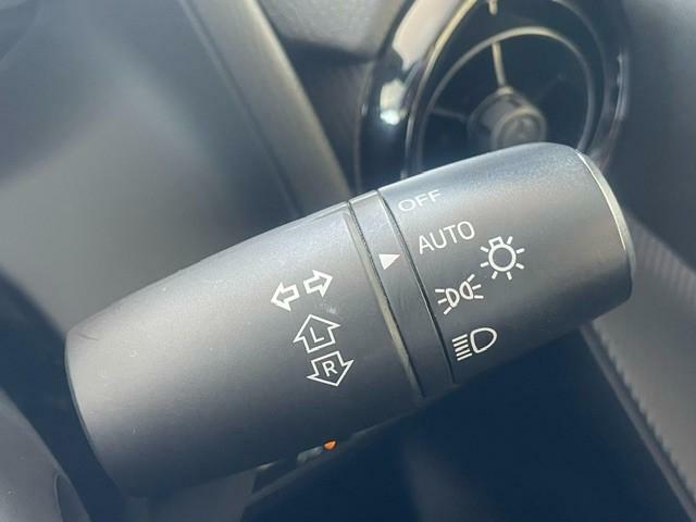 周囲の明るさをセンサーが感知してヘッドライトを自動点灯・消灯してくれる便利なオートライトシステム☆