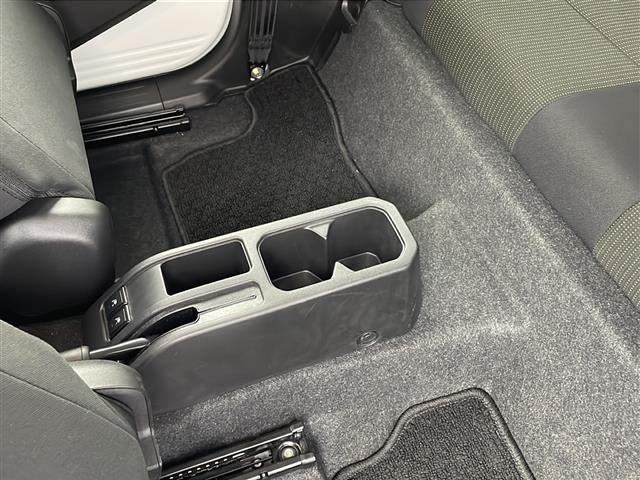 【ドリンクホルダー】長時間のドライブを快適に過ごすために、必須の車内アイテムですね。