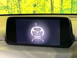 【純正ナビ】人気の純正ナビを装備しております。ナビの使いやすさはもちろん、オーディオ機能も充実！キャンプや旅行はもちろん、通勤や買い物など普段のドライブも楽しくなるはず♪