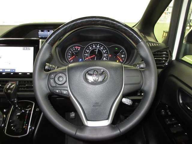 高級感ある、本革巻き＋黒木目調のステアリングです。（マルチインフォディスプレイ調節ステアリングSW付）