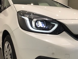 【LEDヘッドライト】大光量で夜道や雨の日の安心感を高めるLEDヘッドライト。周囲の明るさに応じて自動点灯・消灯/ライトの消し忘れも防げるオートライトコントロール付！