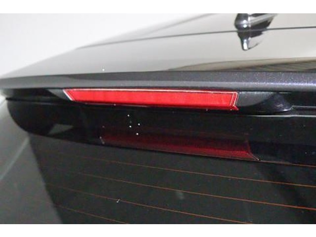 目線の高さに近いストップランプが、後続車にブレーキを踏んだことを知らせるので安全性もUPします。