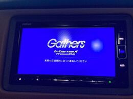 【純正ナビ】人気の純正ナビを装備しております。ナビの使いやすさはもちろん、オーディオ機能も充実！キャンプや旅行はもちろん、通勤や買い物など普段のドライブも楽しくなるはず♪