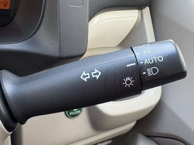 「オートライト」　暗くなると自動でライトが点灯し、安全運転を手助け！
