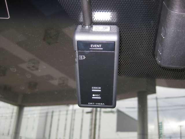 トヨタ純正ディーラーOPの、（株）デンソーテン製カメラ一体型ドライブレコーダー　DRT-H68A付きです。
