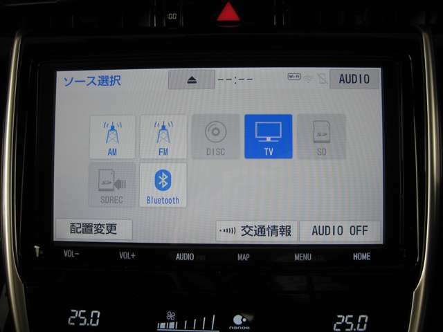 トヨタ純正ディーラーOPの、（株）デンソーテン製9インチSDナビ　NSZT-Y68T（CD・DVD・SD再生/SD録音/Bluetoothオーディオ・ハンズフリー/フルセグ）付きです。