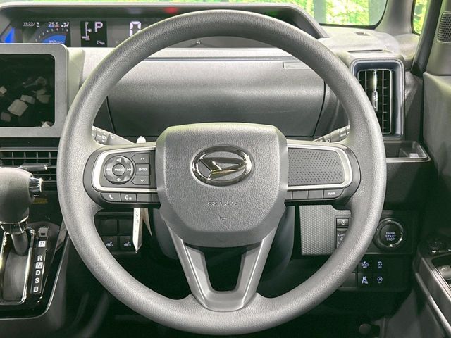 インテリアに合わせたデザインのステアリングは、運転される方のことも考え、運転しやすい形状、大きさです。是非一度、実際に触ってお確かめください。