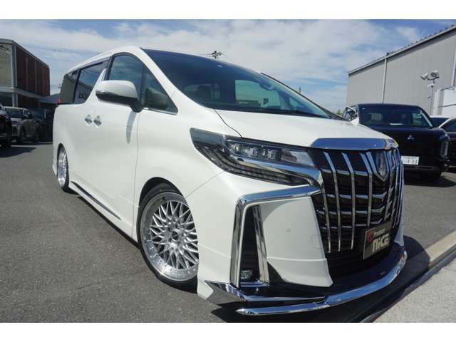 フロントビュー★独自デザインの他車にはない威厳と高級感が感じられます♪　モデリスタエアロ取付可能です！