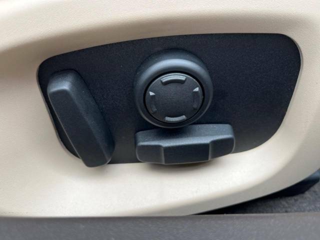 ◆パワーシート『電動パワーシートですので運転中のシート調節も安全に行えます。微調整も可能ですのであなただけのドライビングポジションを実現します。』