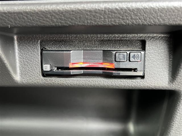 【ETC】有料道路を利用する際に料金所で停止することなく通過できる、ETC車載器（ノンストップ自動料金収受システム機器）が装備されています。セットアップを行うことで利用可能になります。