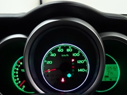 【メーターパネル】一目でわかるスピードメーターをはじめ各種計器類は運転中でも確認しやすく安全運転につながります。