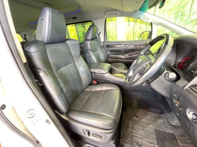 運転席シート廻りは使用感も少なく、良好な状態となっています。前オーナー様が丁寧に使っていたことがよくわかりますね。