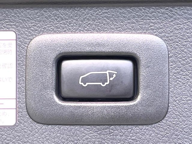 【パワーバックドア】スマートキーや運転席のボタンを押すだけでリアゲートが自動で開閉します！荷物を持っている時や、高い位置にあるバックドアを閉める際に便利な機能です♪