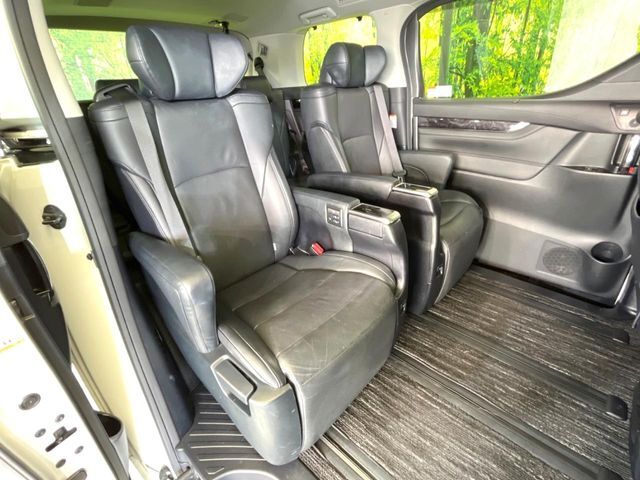 広々とした2列目シートは居住性が高く、居心地も快適！友達や家族とのお出かけにぴったりです。ベビーシートやチャイルドシート使用時も快適にお過ごしいただける十分な空間を確保しています。