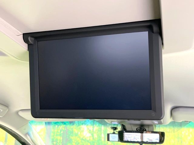 【フリップダウンモニター】家族や友人とお出かけする機会が多い方に大人気のフリップダウンモニター！大画面モニターで車内はエンタメ空間！退屈しがちな長距離ドライブも楽しい時間に変わります！