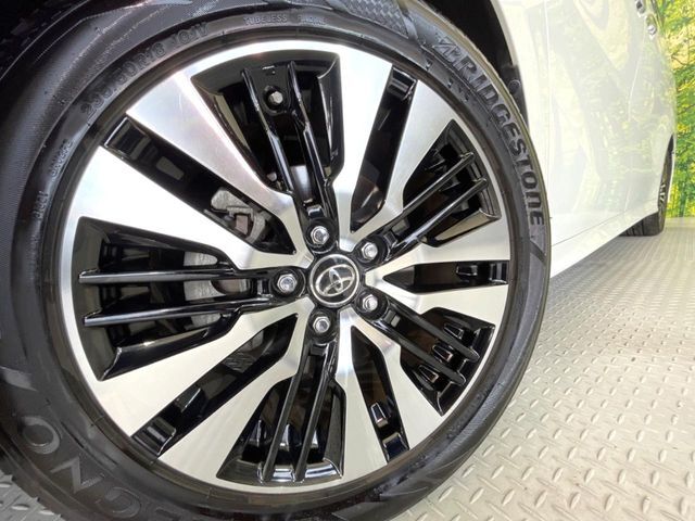 【純正アルミ18インチホイール】外観にマッチした純正アルミホイールを装着しております。各種社外アルミホイールや、スタッドレスタイヤも取扱いしております。是非ご相談ください♪